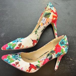 Jessica Simpson flower print heels. Good condition, no box. Size 7. Aloha!